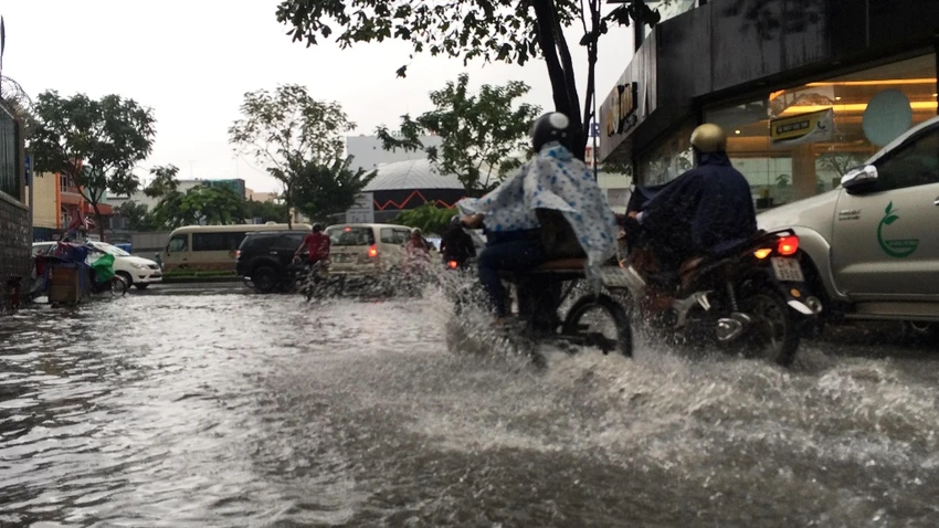 Cửa ngõ Tân Sơn Nhất lại ngập sau cơn mưa ảnh 4 Cửa ngõ Tân Sơn Nhất lại ngập sau cơn mưa ảnh 4